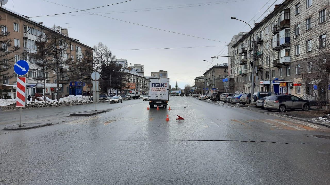 Фото В Новосибирске грузовик сбил девочку на переходе 2